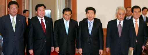 노무현(盧武鉉) 대통령이 17일 저녁 청와대로 초청한 열린우리당 김한길,  한나라당 이재오(李在五), 민주당 이낙연(李洛淵), 원내대표, 민노당 천영세(千永世) 의원단대표, 국민중심당 정진석(鄭鎭碩) 원내대표 등 여야5당 원내대표와 함께 만찬인 백악실로 이동하고 있다.[연합]