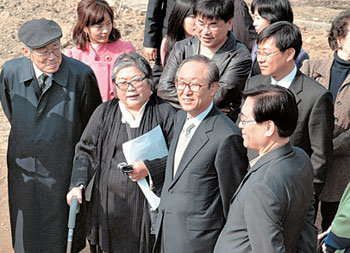 17일 오후 경기 용인시 기흥구 백남준미술관의 건립 예정지를 찾은 백남준 씨의 부인 구보타 시게코 여사(앞줄 왼쪽에서 두 번째). 사진 제공 경기문화재단