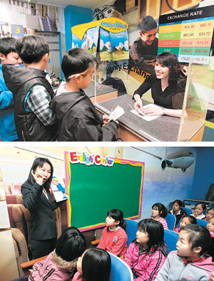 새 학기 들어 문을 연 서울 강남구 세곡동 대왕초등학교 영어체험학습센터. 16일 은행 창구처럼 꾸며진 ‘뱅크존’에서 아이들이 원어민 교사와 함께 환전할 때 쓰는 영어 표현을 익히고 있다. 아래는 비행기 내 환경을 그대로 옮겨 놓은 듯한 ‘공항존’. 강병기  기자