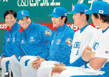 웃음꽃 한국 한국야구대표팀 더그아웃에는 웃음이 끊이지 않는다. 해외파와 국내파 선수들의 탄탄한 팀워크는 한국의 4강 진출에 원동력이 됐다. 구대성 박찬호 김병현(왼쪽부터) 등 한국 선수들이 일본 도쿄에서 열린 예선전에서 밝은 표정으로 얘기를 나누고 있다. 동아일보 자료 사진