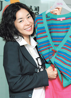 지난해 9월 의류회사 ‘미싱도로시’를 차려 어엿한 사장님이 된 탤런트 이혜영. 그의 옷은 최근 CJ홈쇼핑에서 90분 만에 10억 원가량 팔렸다. 강병기 기자