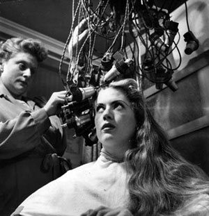 파마가 등장한 초창기의 파마하는 모습. 롤러가 주렁주렁 달려 있는 것이 영화 속 프랑켄슈타인 박사의 실험실을 연상시킨다. 사진 출처 더 타임스