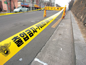 17일 현직 청와대 행정관 이모 씨가 아내를 살해한 현장인 서울 동대문구 전농동 모 교회 앞길에 폴리스라인이 쳐져 있다. 연합뉴스