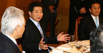 노무현대통령은 17일 청와대에서 정당 원내대표를 초청 만찬행사를 개최하였다.  자료사진 동아일보