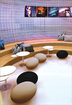 달걀 모양의 실내 공간에 타원형 의자와 테이블을 둬 변화를 상징하는 LG애드의 대회의실. 양진석 씨가 디자인했다. 사진 제공=Y그룹