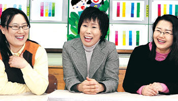 선생님이 사랑하는 아이는 어떤 아이일까. 서울 송파구 가락동 가동초등학교에서 교사 3명이 사랑 받는 아이를 주제로 얘기를 나눴다. 왼쪽부터 김금옥, 심언주, 이은미 교사. 김미옥 기자