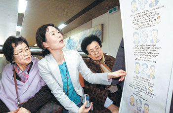 “빨리 진실 가려 명예회복 해주길”인민혁명당 재건위원회 사건의 첫 재심 공판이 열린 20일 서울중앙지법에서 유족들이 지법 로비에 모여 희생자들의 글이 담긴 족자를 놓고 얘기하고 있다. 원대연 기자