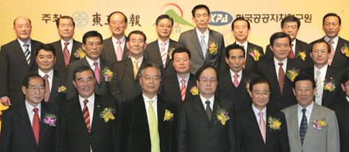 21일 동아일보사와 한국공공자치연구원의 공동 주최로 열린 한국지방자치경영대상 시상식에서 수상자들이 기념촬영을 하고 있다. 앞줄 왼쪽에서 세 번째가 정세욱 한국공공자치연구원장, 네 번째가 김학준 동아일보사 사장, 여섯 번째가 유재건 열린우리당 의원. 원대연  기자