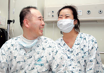 1월 12일 국내 처음으로 췌장과 신장을 동시에 이식하는 수술을 받은 백현국 씨(왼쪽)와 박춘화 씨가 병원에서 수술을 이틀 앞둔 10일 서로 격려의 말을 주고받고 있다. 사진 제공 서울아산병원