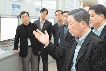 LG그룹은 23일 대전 유성구 문지동 ‘LG화학 기술연구원’에서 ‘LG 연구개발 성과 보고회’를 열고 내년까지 7조3000억 원을 연구개발(R&D)에 투자하기로 했다. 구본무 LG그룹 회장(앞)은 연구개발에 혼을 담아 달라고 주문했다. 사진 제공 LG그룹