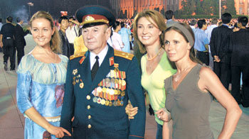 지난해 북한의 아리랑축전이 열리는 동안 평양을 방문한 러시아인들. 북한 정부의 초청을 받은 러시아 인사와 예술단 관광객 등 수천 명의 러시아인이 아리랑축전을 관람했다. 사진 제공 삼발라 여행사