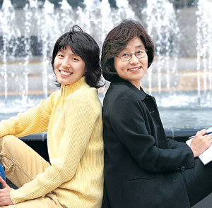 여자농구 신한은행 전주원(왼쪽)과 농구선수 출신인 신한은행 개인고객그룹 이순희 영업본부장이 선후배 간의 따뜻한 정을 나눴다. 서울 중구 태평로 2가 신한은행 본점 앞에서 포즈를 취하고 있는 전주원과 이순희 본부장. 김미옥 기자