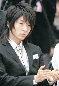 노무현 대통령이 23일 청와대에서 연 ‘국민과의 인터넷 대화’에 패널로 참석한 영화 ‘왕의 남자’의 주연배우 이준기 씨. 그는 스크린쿼터 축소 문제를 놓고 노 대통령과 잠시 토론했다. 연합뉴스