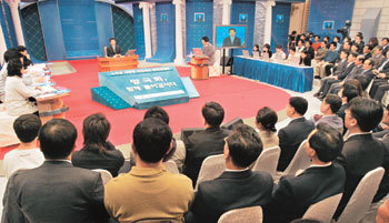 노무현 대통령이 23일 청와대 영빈관에서 5개 인터넷 포털 사이트가 선정한 방청객 80여 명이 참석한 가운데 ‘국민과의 인터넷 대화’를 하고 있다. 석동률 기자