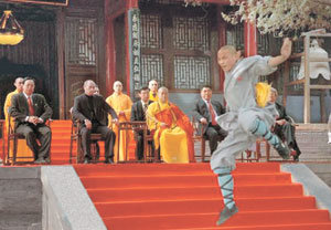 블라디미르 푸틴 러시아 대통령(왼쪽)이 22일 오후 중국 허난 성 덩펑 시 쑹산의 천년고찰 사오린 사를 방문해 스융신 방장과 함께 무승의 무술시범을 관람하고 있다. 덩펑=신화통신