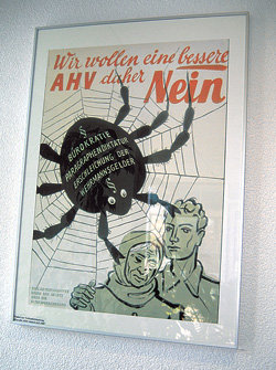 스위스 베른 연방사회보험청 입구에 걸린 포스터. 거미(연금)가 노인들을 잡아먹는 그림 위에 ‘우리는 기초연금을 원하지 않는다’는 문구가 인상적이다. 1947년 기초연금 도입 반대론자들이 제작한 포스터로 ‘국민의 100% 지지를 받는 연금제도는 없다’는 사실을 잘 일깨워 주고 있다. 베른=정원수 기자