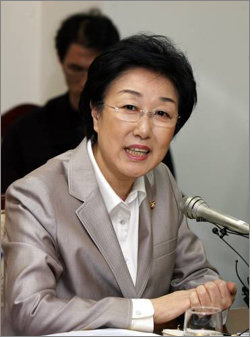 24일 오후 한명숙 국무총리 내정자가 국회에서 기자간담회를 갖고 포부를 밝히고 있다.[연합]