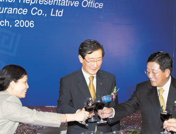 신은철 대한생명 부회장(가운데)이 23일 열린 베트남 하노이 사무소 개소식에서 참석자들과 건배하고 있다. 사진 제공 대한생명