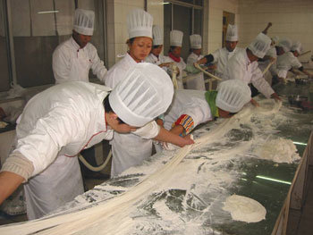 중국 충칭 시 관광학교 2층 실습실에서 학생들이 밀가루 반죽으로 각종 면을 뽑아 내는 연습을 하고 있다. 중국 전역의 쓰촨요리 전문식당을 이끄는 일급 요리사들은 대부분 이 학교 출신일 정도로 쓰촨요리 교육은 독보적이라고 한다. 충칭=황유성 특파원