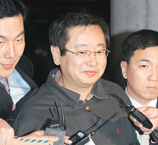 김대중 정부 시절 정관계 고위 인사들에게 금품 로비를 한 혐의로 구속된 김재록 전 인베스투스글로벌 회장(가운데)이 24일 경기 의왕시 서울구치소로 향하고 있다. 이훈구 기자