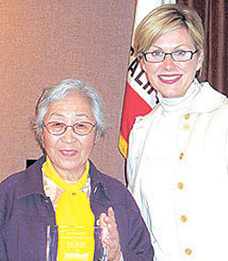 ‘올해의 여성 영웅’에 선정된 재미교포 김희복 씨(왼쪽)와 상을 전달한 KCET 간판 앵커 리사 멕리 씨. 김 씨는 버스 증차와 서비스 개선을 위해 노력한 공로를 인정받았다. 연합뉴스