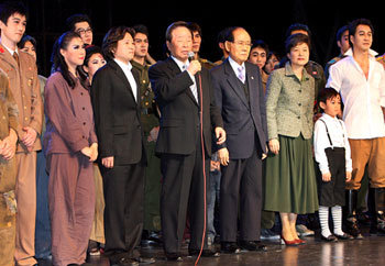 YS-朴대표-황장엽 씨 ‘요덕스토리’ 관람김영삼 전 대통령(가운데)이 26일 서울 서초구 양재동 교육문화회관에서 공연 중인 뮤지컬 ‘요덕스토리’를 관람한 뒤 감독 및 배우들과 함께 무대에 올라 마이크를 잡고 북한 인권 문제의 심각성을 지적하고 있다. 김 전 대통령 오른쪽으로는 황장엽 전 북한 노동당 비서와 한나라당 박근혜 대표. 연합뉴스