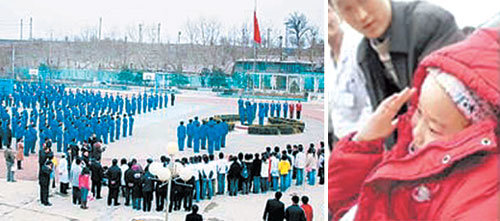 8세 소녀의 마지막 소원을 들어주기 위해 22일 중국 지린 성 창춘 시 공공관계대 운동장에서 2000여 명의 시민이 텐안먼 광장 국기 게양식을 연출하고 있다(왼쪽). 행복한 미소를 띤 소녀는 마지막 힘을 다해 손을 들어 올려 국기를 향해 경례했다.