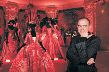 최근 프랑스 파리에서 열린 붉은색을 테마로 한 패션 전시회. 크리스티앙 라크루아 씨(오른쪽)가 큐레이터를 맡았다. 사진 제공 크리스티앙 라크루아 씨