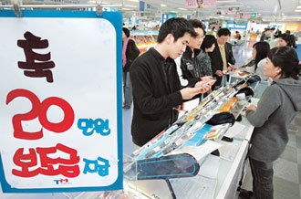 이동통신 3사의 휴대전화 보조금 지급 첫날인 27일 서울 광진구 구의동 테크노마트 휴대전화 매장. 보조금에 대한 기대심리로 평소보다 많은 고객이 찾은 가운데 본사 지침을 확실히 이해하지 못해 우왕좌왕하거나 대리점 리베이트를 ‘불법 보조금’으로 얹어 호객행위를 하는 상인들도 있었다. 김재명 기자