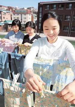 서울 용산구 후암동 중증장애인 요양시설인 ‘영락 애니아의 집’에서 26일 오전 이정실 양이 봉사활동 동아리 ‘다솜바리’ 친구들과 빨래를 널고 있다. 제7차 교육과정에 따르면 중학생은 연간 18∼20시간, 고교생은 연간 20시간의 봉사활동을 해야 한다. 김재명 기자