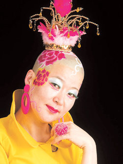 2003년 초연된 ‘춘향’ 공연 장면과 ‘빡빡머리’ 현대무용가 안은미. 사진 제공 안은미무용단