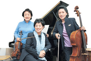 25일 한국예술종합학교에 모여 인터뷰를 한 바이올리니스트 김남윤, 피아니스트 이경숙, 첼리스트 정명화 씨(왼쪽부터). 사진 제공 서울시향