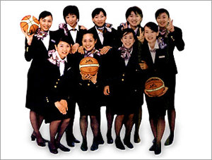 일본항공(JAL)의 스튜어디스 농구 선수들. 여승무원들을 데리고 일본 여자프로농구(WJBL) 준우승을 이끈 임영보 감독의 이야기가 영화로 만들어진다. 사진 제공 일본항공