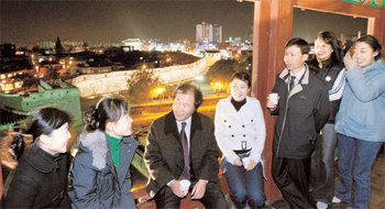 조흥은행 수원지점 하광원 지점장(왼쪽에서 세 번째)과 직원들은 매주 1회씩 화성 성곽을 순례하며 청소 등의 봉사활동을 하고 있다. 사진 제공 조흥은행 수원지점