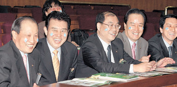 동아일보사 부설 21세기평화재단과 사단법인 H2O홍보위원회가 28일 국회 헌정기념관 대강당에서 공동 주최한 ‘제3회 국회 유머포럼’에서 참석자들이 강사의 지도에 따라 활짝 웃고 있다. 왼쪽부터 한나라당 이경재 김덕룡 신상진 이병석 김기현 의원. 이종승 기자