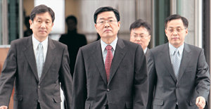 검찰 수사 향방은금융브로커 김재록 씨의 정관계 로비 의혹 수사와 관련해 검찰 안팎에서 여러 말이 오가고 있다. 정상명 검찰총장(가운데)이 28일 서울 서초구 대검찰청 청사에서 간부들과 함께 점심식사를 하러 가고 있다. 김재명 기자