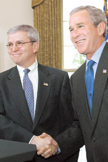 부시대통령(오른쪽)과 볼턴비서실장. AP 연합뉴스