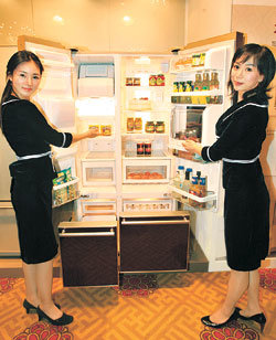 삼성전자는 29일 서울 중구 장충동 신라호텔에서 ‘2006년 냉장고 사업전략 발표회’를 열고 ‘지펠 콰트로’ 등 2006년형 신제품을 공개했다. 신원건 기자