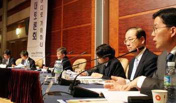 29일 한국선진화포럼 주최로 열린 ‘한국 사회 어디로 가야 하나’ 토론회에서 보수와 진보 진영의 학자들이 양극화 문제 등을 놓고 치열한 논쟁을 벌였다. 토론자로 나선 교과서포럼 측의 김일영(정치학·오른쪽) 성균관대 교수가 자신의 견해를 밝히고 있다. 박영대 기자