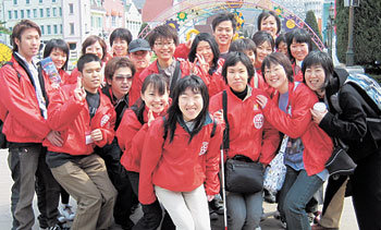 29일 경기 과천시 서울랜드를 찾은 일본 미야기 현 맹인학교와 이와테 현 맹인학교 학생들. 이들은 27일부터 3박 4일 동안 열린 ‘한일 친선 시각장애인 체육 및 문화교류 행사’에 참가해 체육대회와 장기자랑, 난타공연 감상 등을 통해 즐거운 시간을 보냈다. 사진 제공 국제로타리클럽