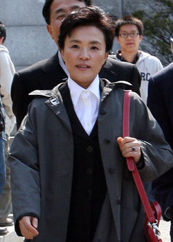 강금실 전 법무부 장관이 29일 연세대 리더십센터 초청 특별강연을 하기 위해 강연장으로 걸어가고 있다. 이종승  기자