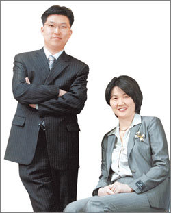 30대 초반에 직장을 그만두고 각각 변리사와 감정평가사 시험에 도전해 성공한 이인행(왼쪽) 권소현 씨 부부. 변영욱 기자