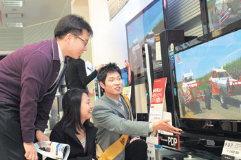 요리나 영화감상과 같이 부부 취향을 살릴 수 있는 분야는 고급 제품으로 구비하는 것도 혼수를 구비하는 좋은 방법 중 하나다. 고객이 전자제품 전문판매점인 하이마트에서 디지털 TV를 고르는 모습. 사진 제공 하이마트