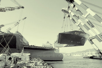 한국 조선업계는 신공법 개발, 사업다각화 등으로 세계 1위를 유지하겠다는 전략이다. 한진중공업은 1년여 전부터 바다에서 블록을 이어 붙여 독보다 큰 선박을 만들어 내는 신공법을 개발해 선박을 건조하고 있다. 동아일보 자료 사진