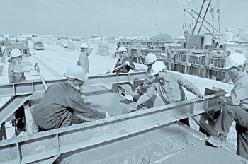 현대건설이 아랍에리미트의 제벨알리 지역에 짓고 있는 컨테이너 항만 공사 현장. 현대건설은 이 지역에서 잇따라 초대형 플랜트 공사를 수주하며 ‘제2의 중동 특수’를 누리고 있다. 사진 제공 현대건설