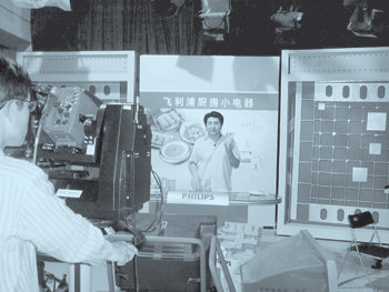 백화점 할인점 TV홈쇼핑 등 국내 유통업체들이 기술력과 선진 유통 기술을 앞세워 중국 러시아 대만 베트남 등으로 활발하게 진출하고 있다. CJ홈쇼핑이 2004년 중국에 합작 설립한 동방CJ홈쇼핑의 방송 모습. 사진 제공 CJ홈쇼핑