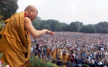 티베트의 정신적 지도자인 달라이 라마가 2000년 7월 미국 뉴욕의 센트럴파크에서 4만여 명의 청중이 운집한 가운데 평화와 화해의 메시지를 전하고 있다. 그는 “용서는 상대방이 아니라 자신에게 베푸는 자비”라고 강조했다. 동아일보 자료 사진