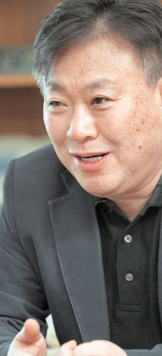 일시 귀국해 연재소설 ‘큰 바람 불고 구름 일더니’의 대장정을 마무리한 이문열 씨는 “집필하는 내내 독자들이 통일 문제, 리더십 문제에 대해 고민해 보는 계기가 되길 바라는 마음이었다”고 말했다. 강병기 기자