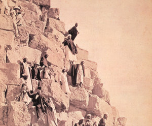 1950년 쿠푸왕의 피라미드에 오른 관광객들이 주변 경치를 감상하고 있다. 사진 제공 샘터
