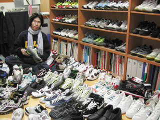 기업도 놀란 '운동화 대학생'최영(24ㆍ연세대 원주캠퍼스 경영학과 3년)씨는 자타가 공인하는 운동화  전문가로  11년동안 운동화 230켤레를 수집,  돈으로 치면 3천500만원어치를 모았다. 지난달 25일에는 자신의 이름을 딴 'TAKI 183 by Young Choi'라는 브랜드 운동화를  출시했다.[연합]